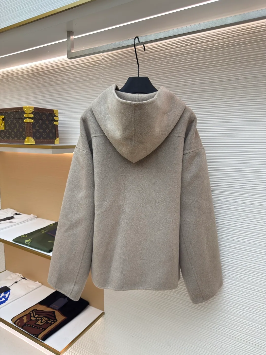 Acne Studios Nordic minimalist style double-sided cashmere jacket ●Authentic product: purchased and developed for 7999 ●Item number: 1680681-C85 ●Material: cashmere fabric ●Technology: solid color distressed production ●Version: fitted version ●Weight: about 1070 grams ●Size: S-M-L ●Description: ACNE Nordic minimalist style double-sided cashmere jacket Original version purchased for 11000 Fabric dyed for 35 days Consistent with YB, different from the market version, the fabric is 90% sheep wool and 10% cashmere. The quality inspection report is acceptable. The zipper uses the original authentic zipper with TALON base. The real antique silver craftsmanship is different from the solid color distressed on the market. It uses Ice Pa lining and customizes the YB consistent collar label. The workmanship details are excellent. The overall wiring is straight and delicate, the fabric is comfortable and soft, and the color is consistent without color difference. It can be matched with the same style to create a fashionable look and control various occasions. Customized accessories, complete with three standards, same style for men and women!